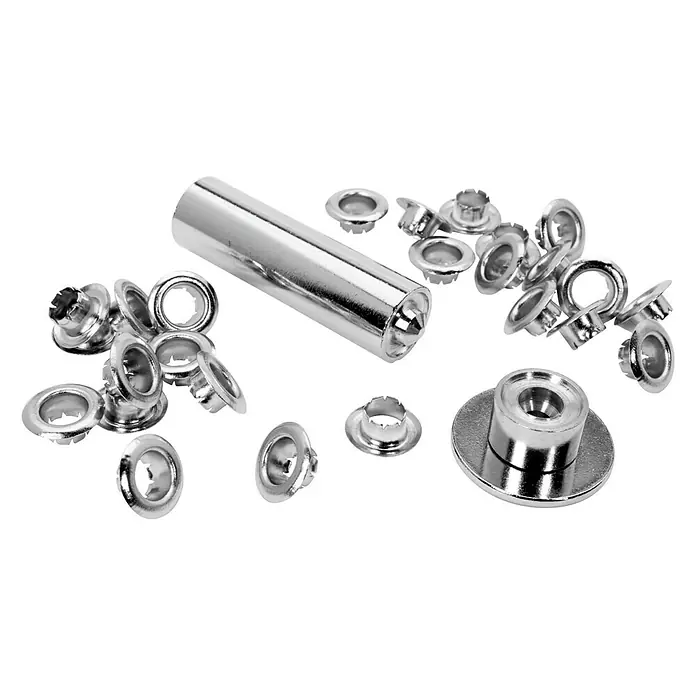 Rapid Ösen - Durchmesser: 6 mm, 25 Stk. - Nahaufnahme von Ösen-Werkzeug und einer Vielzahl von silbernen Ösen, die für verschiedene Bastel- und Reparaturarbeiten geeignet sind.