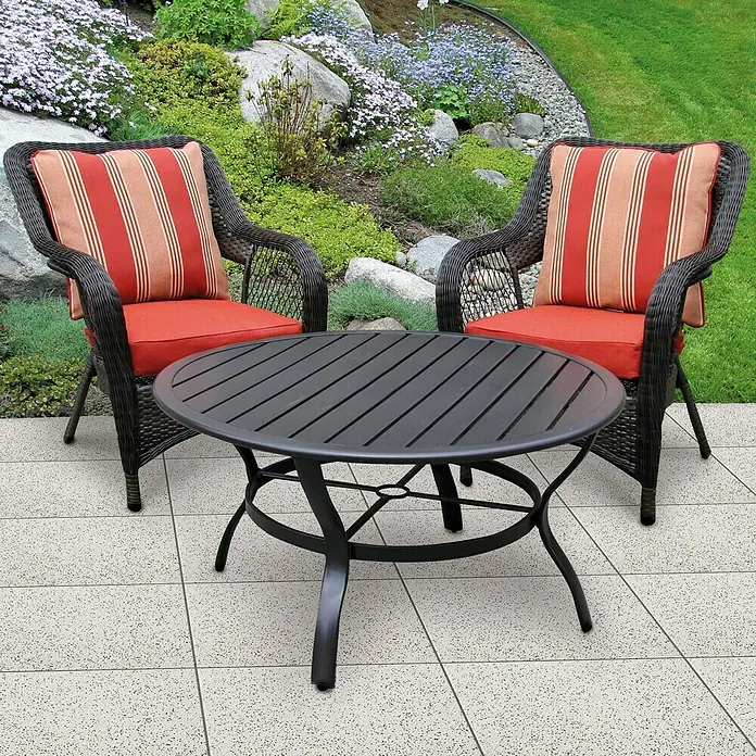 Terrassenplatte Bianco Nero - 40 x 60 x 4 cm, Weiß/Schwarz, Beton - Gartenset mit Tisch und zwei Stühlen auf einer gepflasterten Terrasse. Das Set ist ideal für entspannte Stunden im Freien.