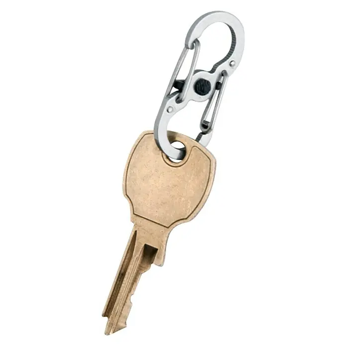 Nite Ize Doppelkarabiner Micro Lock - 35,5 x 15 mm, Edelstahl, Silber, Belastbarkeit: 1,4 kg - Ein Schlüssel mit einem silbernen Karabinerhaken befestigt, isoliert auf einem weißen Hintergrund.