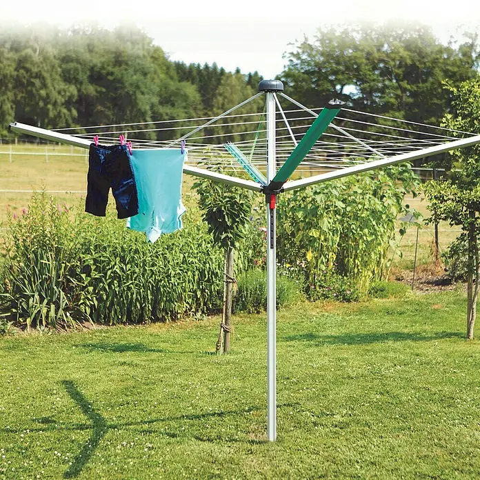 Blome Wäschespinne DuoMatic 55 - Tannengrün, Länge Wäscheleine: 55 m, Geeignet für Anzahl Waschmaschinenfüllungen: 5 Stk. - Wäschespinne im Garten mit aufgehängter Kleidung. Praktisch und platzsparend für die Wäschetrocknung im Freien.