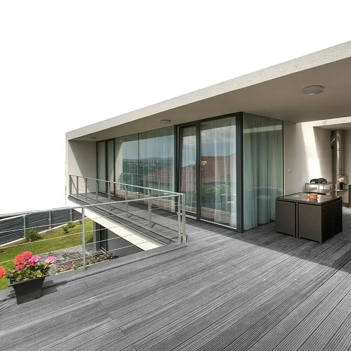 Bondex UV-Schutz-Öl Gartenholz UV-Öl - Grau, 750 ml, Matt - Moderne Terrasse mit grauem Holzboden und minimalistischen Möbeln. Der Außenbereich lädt zum Entspannen ein.