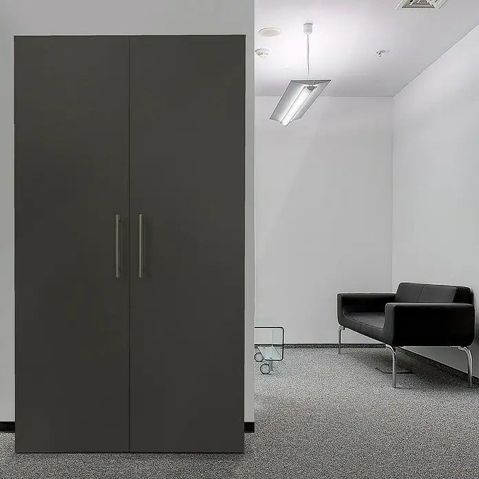 Respekta Schrankküche Peter - Breite: 104 cm, Grau, Mit Duo-Kochmulde - Ein Schrank mit zwei Türen und silbernen Griffen in einem hellen Raum mit grauen Teppichboden.