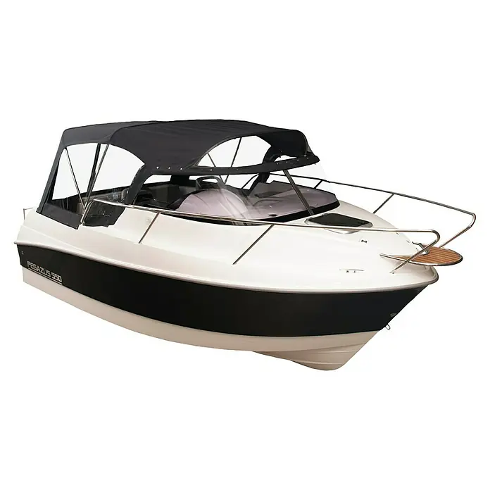 PEGAZUS GFK-Boot 550 Comfort - Umfangreiche Zusatzausstattung, Geeignet für: Max. 6 Personen, Nutzlast: 670 kg, CE-Klasse C - Ein elegantes Motorboot Pegasus 550 in Weiß und Schwarz, ausgestattet mit einem schwarzen Verdeck für optimalen Schutz.
