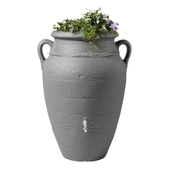 Garantia Exklusive Line Regenspeicher Amphore - 250 l, Darkgranite - Ein grauer Amphoren-Regenwassertank mit Pflanzen und einem silbernen Wasserhahn für den Garten.