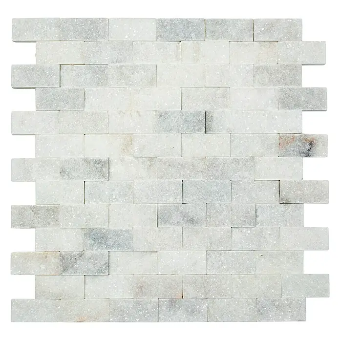 Mosaikfliese Brick Splitface X3D 41456 - 30,5 x 29 cm, Weiß/Grau, Matt - Nahaufnahme eines Musters aus weißen und grauen Marmormosaikfliesen, die ein elegantes und modernes Design für die Wandgestaltung bieten.