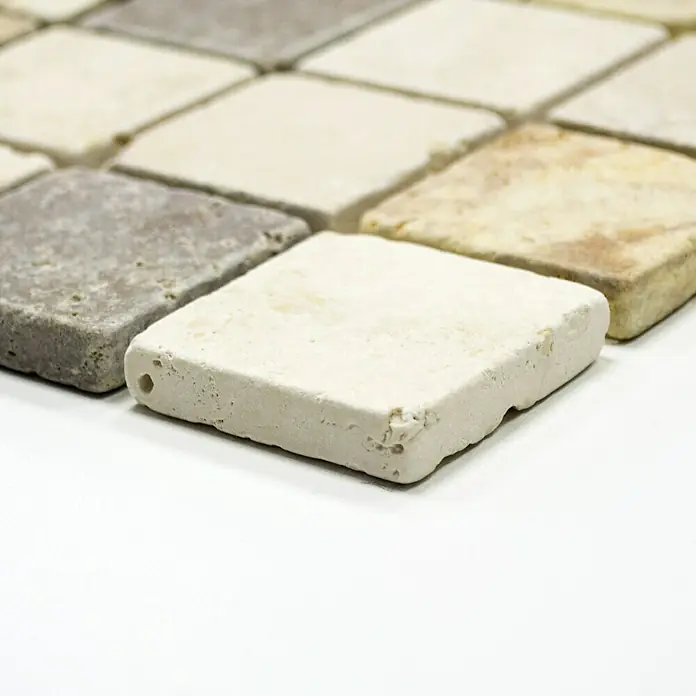 Mosaikfliese Mix XNT 46685 - 30,5 x 30,5 cm, Beige, Matt - Nahaufnahme von quadratischen Mosaikfliesen in verschiedenen Farben, die ein rustikales und natürliches Design präsentieren.