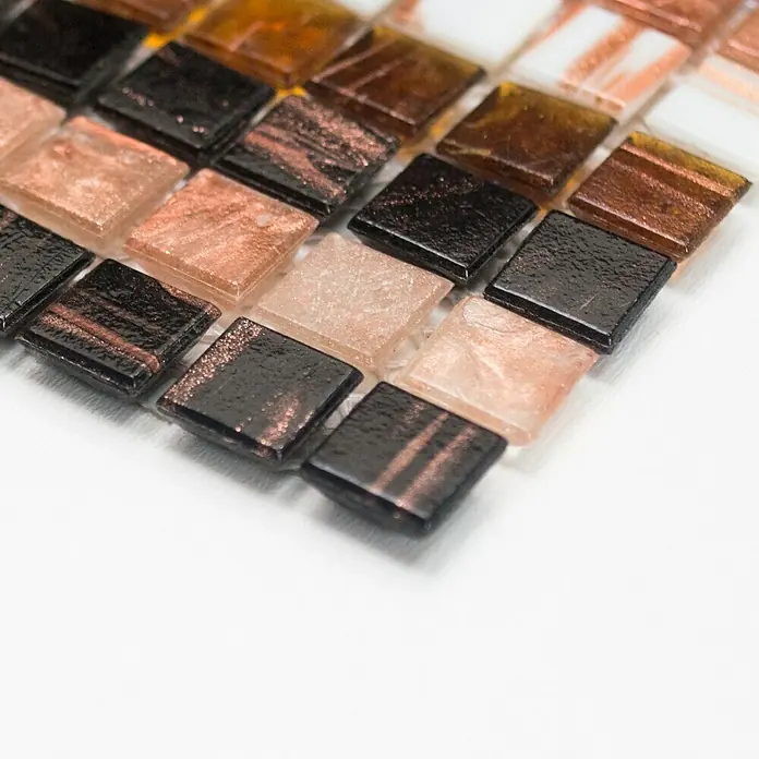 Mosaikfliese Quadrat Mix XGM ST55 - 32,7 x 30,5 cm, Braun/Beige/Weiß, Glänzend - Nahaufnahme von kleinen, glänzenden Glasmosaikfliesen in verschiedenen Braun- und Rosatönen, die ein elegantes und modernes Designelement bilden.