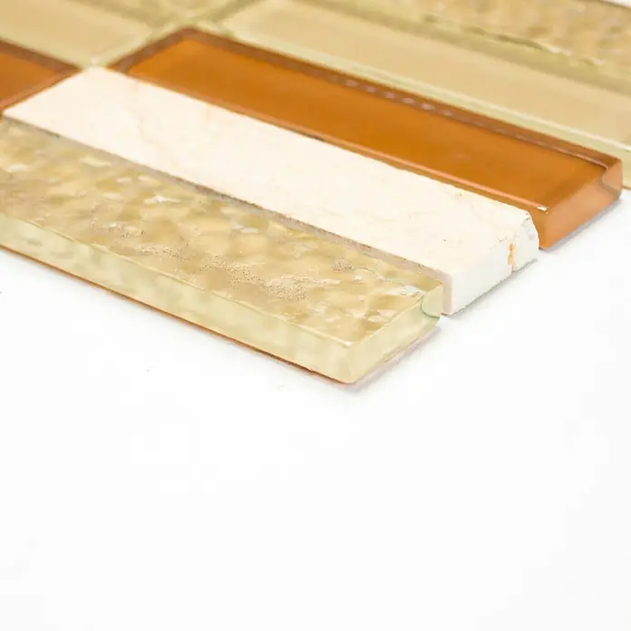 Mosaikfliese Crystal Mix XCM MS836 - 32,2 x 30,4 cm, Beige, Glänzend - Nahaufnahme von Mosaikfliesen in verschiedenen Farben und Texturen, ideal für Badezimmer- oder Küchenrückwände.