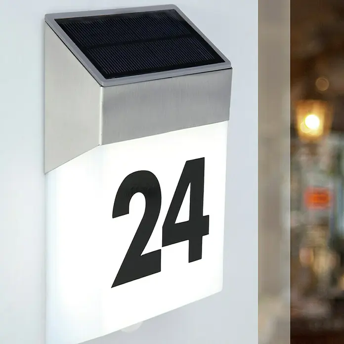 Lutec Solar-Außenwandleuchte - 1,3 W, L x B x H: 60 x 119 x 238 mm, Weiß, Nickel, IP44 - Das Bild zeigt eine moderne Hausnummerleuchte mit Solarenergie, die mit der Zahl 24 versehen ist und sich ideal für den Außenbereich eignet.