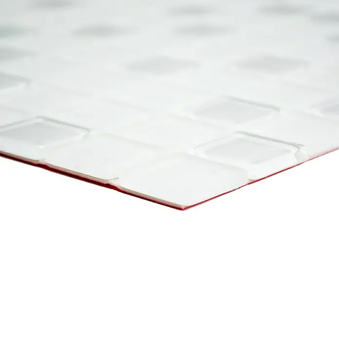 Selbstklebemosaik Quadrat Crystal Mix SAM 4CM20 - 30 x 30 cm, Weiß, Matt - Nahaufnahme einer weißen, selbstklebenden Mosaikfliese mit roter Rückseite, ideal für DIY-Projekte und Wanddekoration.