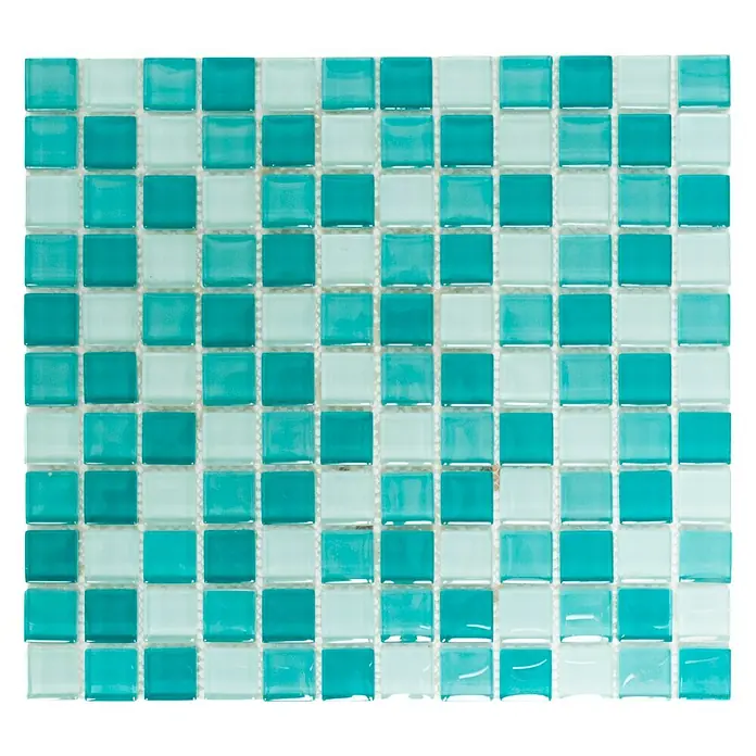 Mosaikfliese Quadrat Crystal Mix XCM 8114 - 32,7 x 30,2 cm, Hellgrün/Grün, Glänzend - Nahaufnahme von schimmernden, türkisfarbenen und hellblauen Glasmosaikfliesen, ideal für Badezimmer- oder Küchenakzente. Die Fliesen bilden ein quadratisches Muster.