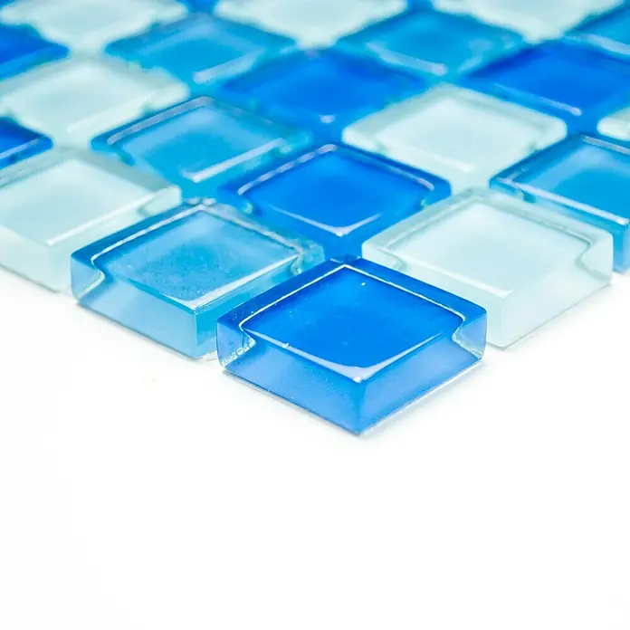 Mosaikfliese Quadrat Crystal Mix XCM 8222 - 32,7 x 30,2 cm, Blau, Glänzend - Nahaufnahme von blauen und weißen Glasmosaikfliesen, die ein glänzendes und modernes Designelement zeigen.