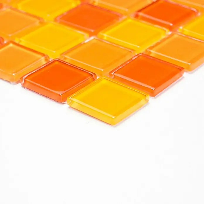 Mosaikfliese Quadrat Crystal Mix CM 4523 - 32,7 x 30,2 cm, Gelb/Orange/Rot, Glänzend - Nahaufnahme von orangefarbenen und gelben Glasmosaikfliesen, die sich ideal für die Gestaltung von Badezimmern eignen.