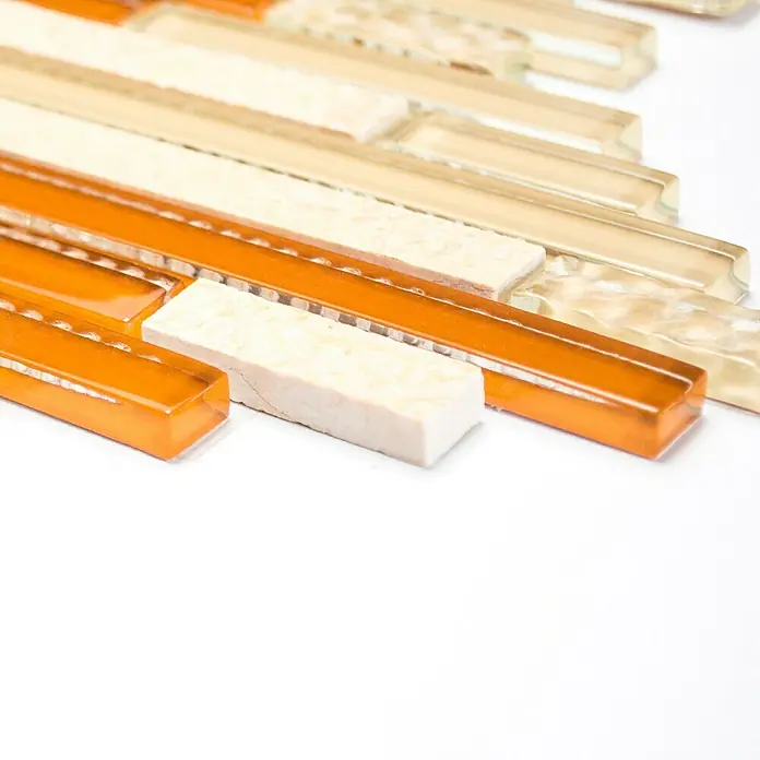 Mosaikfliese Crystal Mix XCM MV838 - 30 x 30,6 cm, Beige, Glänzend - Nahaufnahme von Mosaikfliesen in Orange- und Beigetönen, ideal für stilvolle Wandgestaltungen in Küche oder Bad.