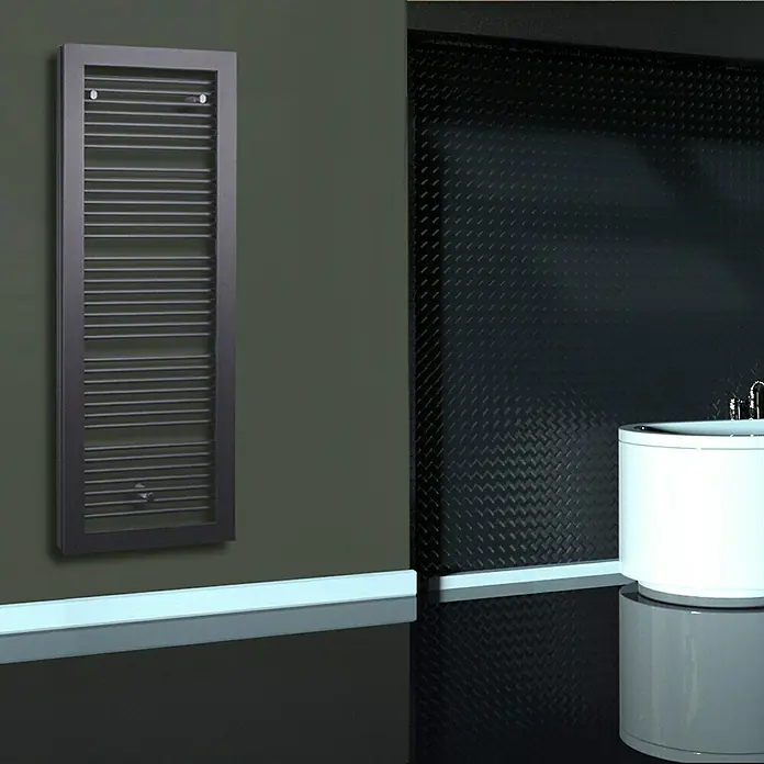 Szagato Designheizkörper Window 3 - B x H: 600 x 1.770 mm, Wärmeleistung bei Vorlauftemperatur von 75 °C (D: 50): 1.224 W, Moonstone-Grau - Ein modernes Badezimmer mit einem schwarzen Handtuchwärmer an der Wand und einer freistehenden Badewanne. Der Fokus liegt auf dem Heizkörper.