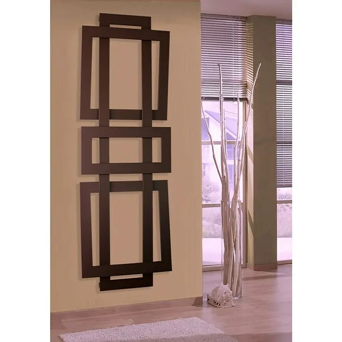 Szagato Designheizkörper Art II - B x H: 600 x 1.800 mm, Wärmeleistung bei Vorlauftemperatur von 75 °C (D: 50): 1.019 W, Braun - Eine moderne Wanddekoration mit einem abstrakten Design aus überlappenden, dunklen Rechtecken, die einen stilvollen Akzent setzt.