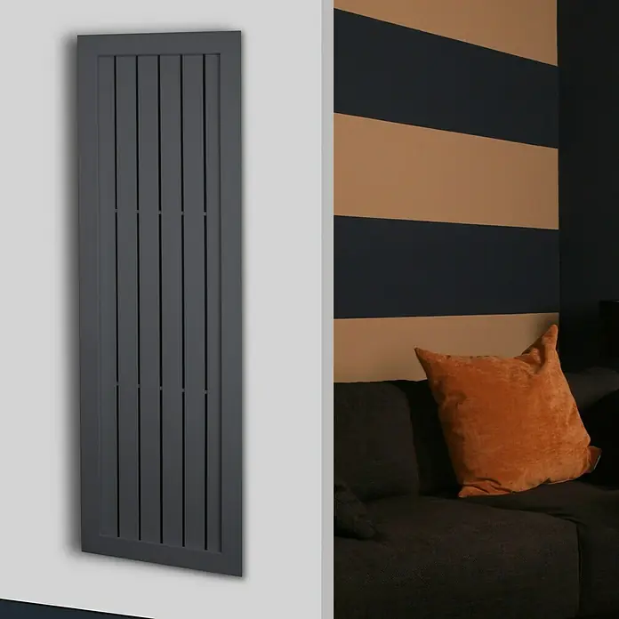 Szagato Designheizkörper Frame - B x H: 580 x 1.800 mm, Wärmeleistung bei Vorlauftemperatur von 75 °C (D: 50): 1.460 W, Moonstone-Grau - Ein modernes graues Paneel-Heizkörperdesign, das sich nahtlos in ein stilvolles Wohnzimmerambiente einfügt und Wärme mit Ästhetik verbindet.