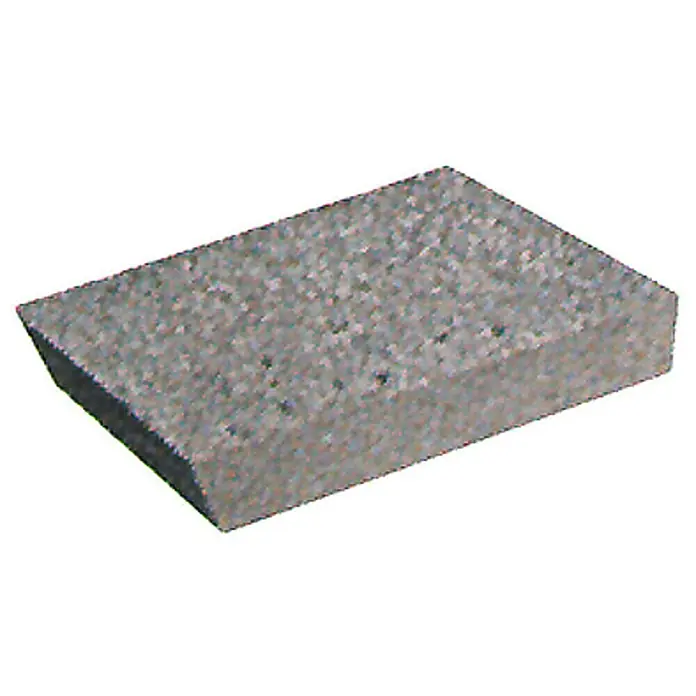 Fein Reinigungsblock Rhombo - Geeignet für: Diamant- und Hartmetallaufsätze - Nahaufnahme eines einzelnen Pflastersteins mit rauer, gesprenkelter Oberfläche, ideal für Garten- und Landschaftsbauprojekte.