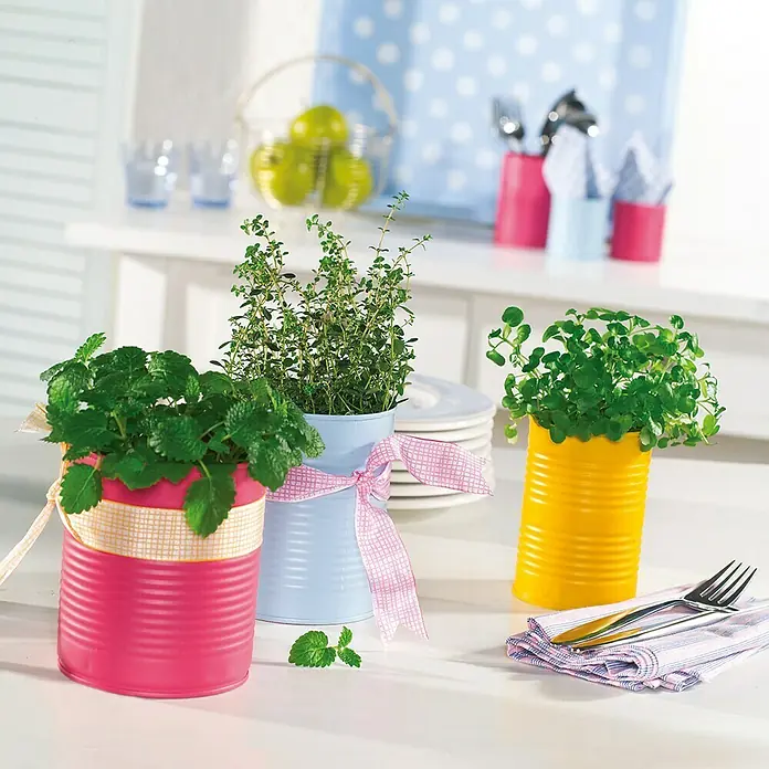 Dupli-Color Aqua Sprühlack Aqua Lack - Eisblau, Hochglänzend, 350 ml - Bunte Kräutergarten-Deko mit Zitronenmelisse, Thymian und Brunnenkresse in recycelten Dosen, die mit Bändern und Stoff verziert sind.