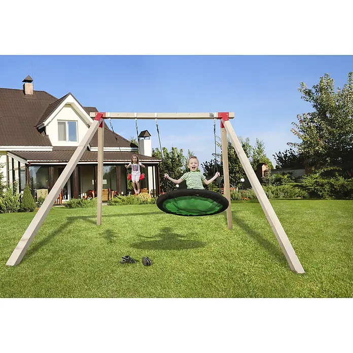 Weka Schaukel Drachenschaukel Tabaluga - B x L: 286 x 315 cm, Holz - Eine hölzerne Schaukel mit zwei Kindern, eines auf einem runden Schaukelsitz und das andere auf einem normalen Sitz, im Garten.