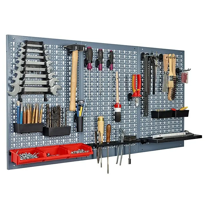 Küpper Lochwand - L x B: 120 x 60 cm - Werkzeugwand mit einer Auswahl an Werkzeugen wie Schraubenschlüssel, Hammer, Schraubenzieher und Bohrer, die an einer Lochplatte befestigt sind.