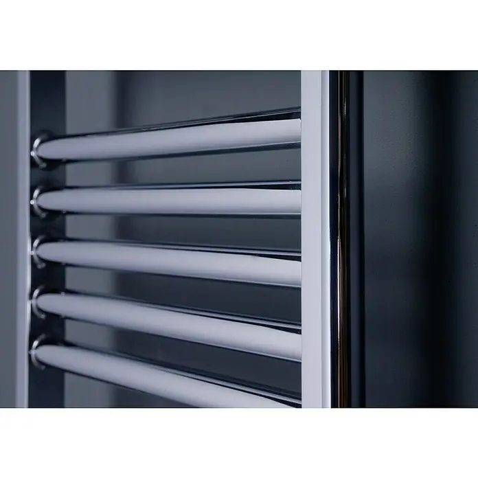 Ximax Badheizkörper C1 - B x H: 600 x 1.636 mm, Wärmeleistung bei Vorlauftemperatur von 75 °C (D: 50): 551 W, Anschlusskombination Heizkörper: Links unten - Nahaufnahme eines modernen, verchromten Handtuchwärmers mit elegantem Design und minimalistischer Ästhetik. Perfekt für jedes Badezimmer.