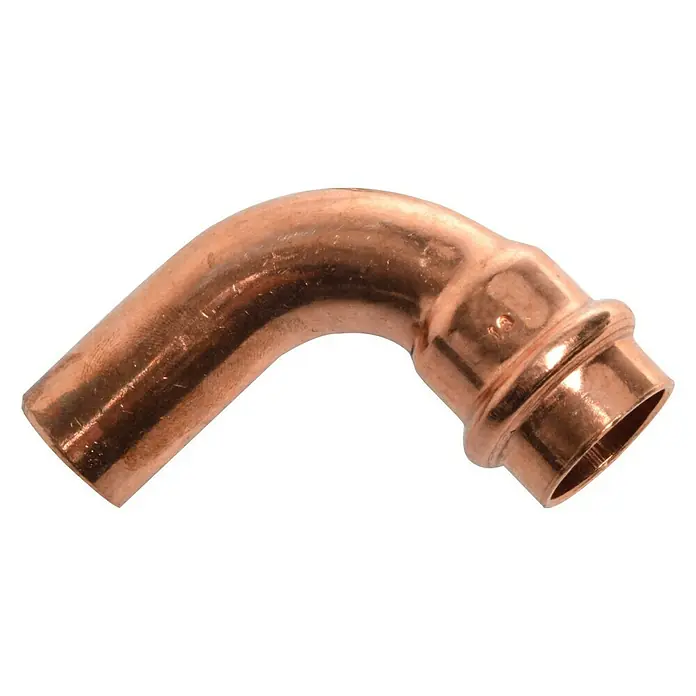 Kupfer-Pressbogen IA - Durchmesser: 18 mm, Winkel: 90 °, Presskontur: V - Nahaufnahme eines 90-Grad-Kupferrohrbogens mit Pressverbindungsenden auf schwarzem Hintergrund.