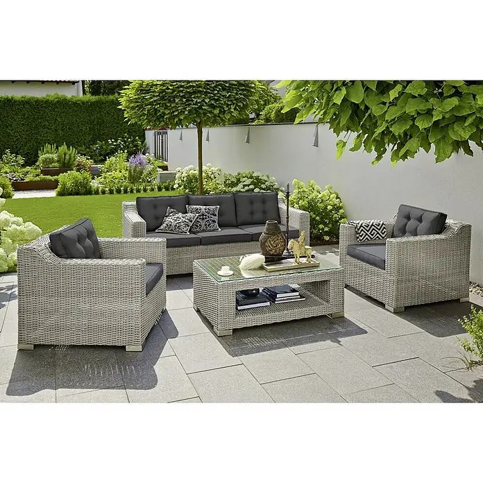 Sunfun Pauline Loungemöbel-Set XXL - 4 -tlg., Polyrattan, Bambusgrau/Anthrazit - Gartenmöbelset mit Sofa, Sesseln und Tisch aus Rattan. Das Set bietet eine stilvolle und bequeme Sitzgelegenheit im Freien.