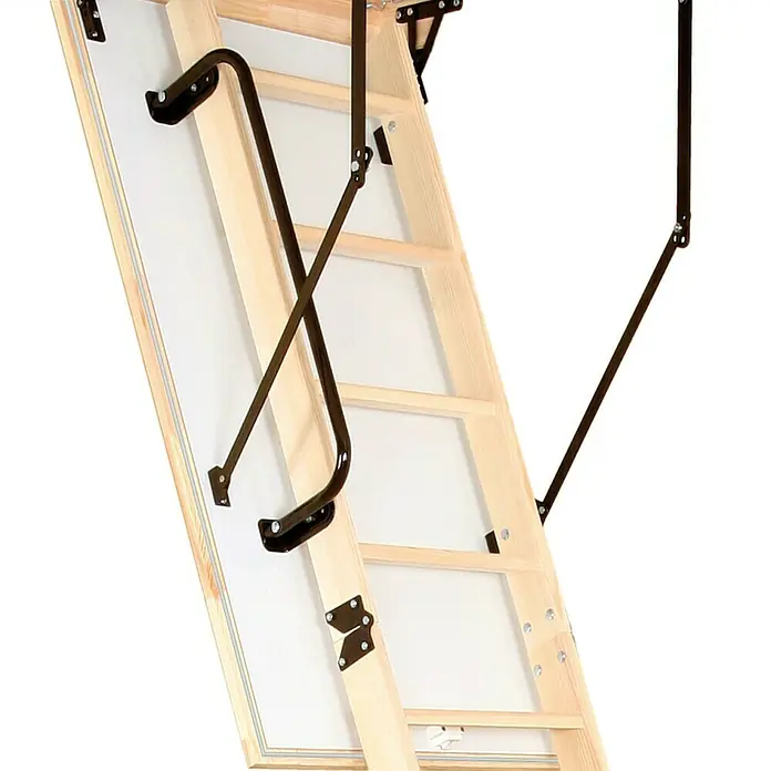 Star Stairs Handlauf - Passend für: Star Stairs Bodentreppen - Nahaufnahme einer ausklappbaren Dachbodentreppe aus Holz mit schwarzen Metallbeschlägen und einer weißen Tür.
