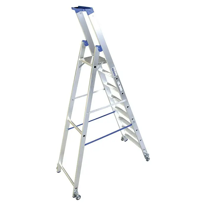 Krause Stabilo Stehleiter Fahrbar - Anzahl Tritte: 8 Stk., Arbeitshöhe: 3,9 m, Aluminium - Eine silberne Krause-Leiter mit blauen Akzenten, die für Stabilität und Komfort entworfen wurde, ideal für vielseitige Einsatzbereiche.