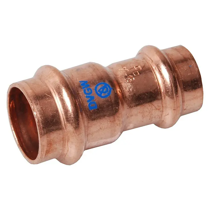 Press-Reduziermuffe - 18 x 15 mm, Presskontur: V - Nahaufnahme eines Kupfer-Reduzierstücks, mit DVG-Prüfzeichen, für Rohrleitungen, das die hohe Qualität und die sichere Verbindung in Sanitärinstallationen garantiert.