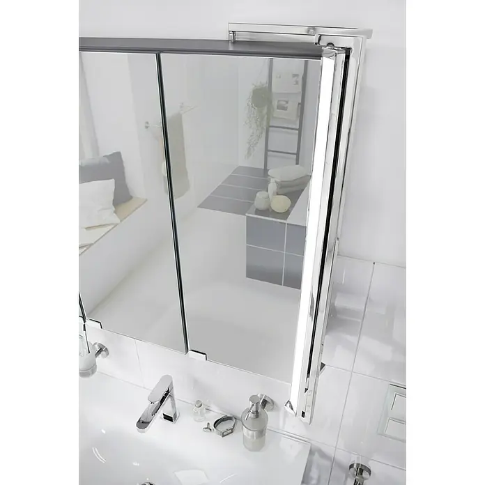 Camargue LED-Spiegelschrank Flexilight - B x H: 92,3 x 65 cm, Weiß - Ein moderner Spiegelschrank mit zwei Türen und Chromdetails über einem Waschbecken mit Armatur und verschiedenen Badutensilien.