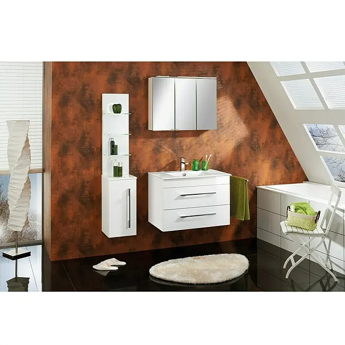Camargue Stella Seitenschrank - 30,4 x 32,5 x 151,6 cm, Weiß - Badezimmer-Interieur mit modernem weißen Waschtischunterschrank, Spiegelschrank und Regal mit Glasböden.