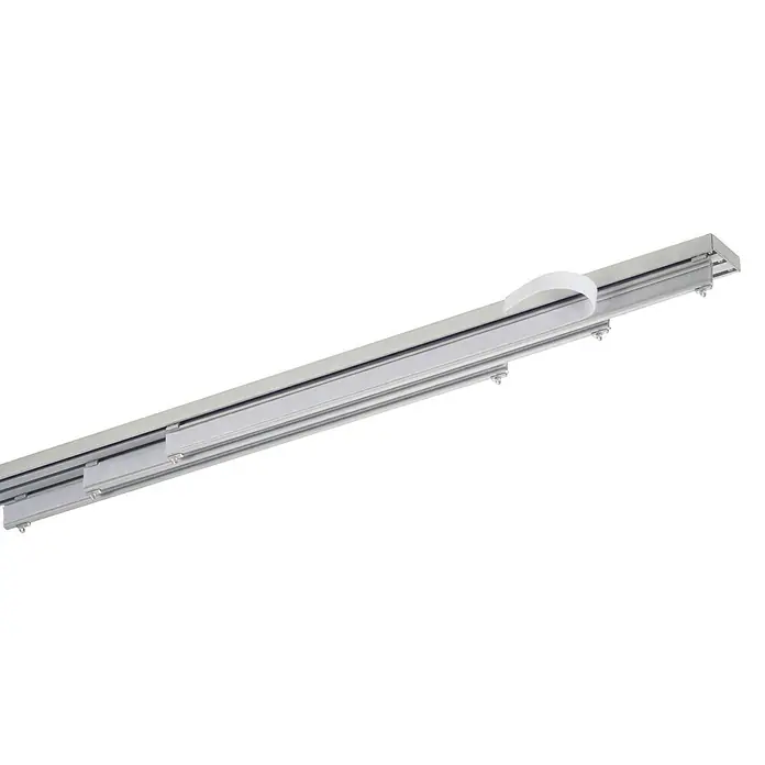 Flächenvorhangschiene - Anzahl Läufe: 3 Stk., Silber, 260 cm - Eine Nahaufnahme einer linearen LED-Leuchte mit silbernem Gehäuse, die ein modernes und energieeffizientes Beleuchtungssystem darstellt.