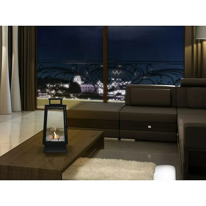 Purline Chimenea de bioetanol Laterne Mystic - Acero inoxidable, Negro - Chimenea decorativa de etanol con forma de farol sobre una mesa de centro, creando un ambiente cálido y acogedor en la habitación.
