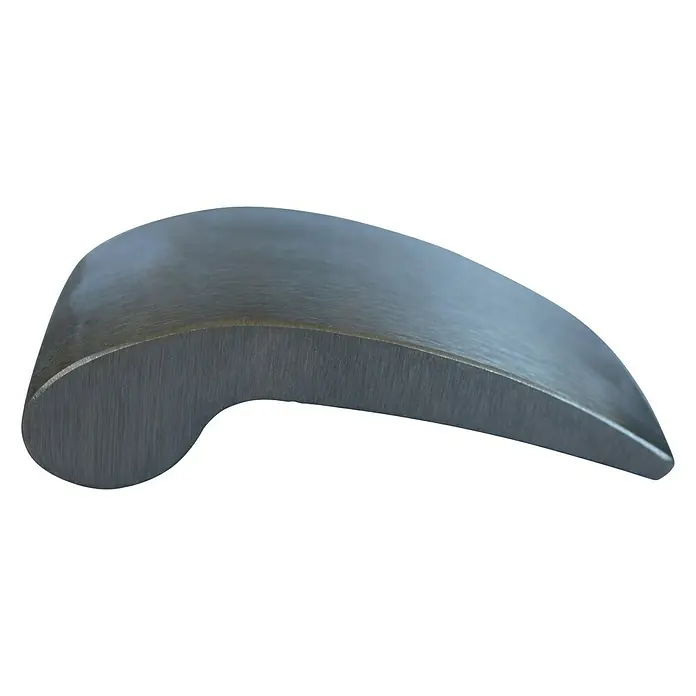 Gys Handfaustteller Komma - 930 g, Metall - Nahaufnahme eines Turbinenflügels aus Metall, der die glatte Oberfläche und das aerodynamische Design des Bauteils zeigt.
