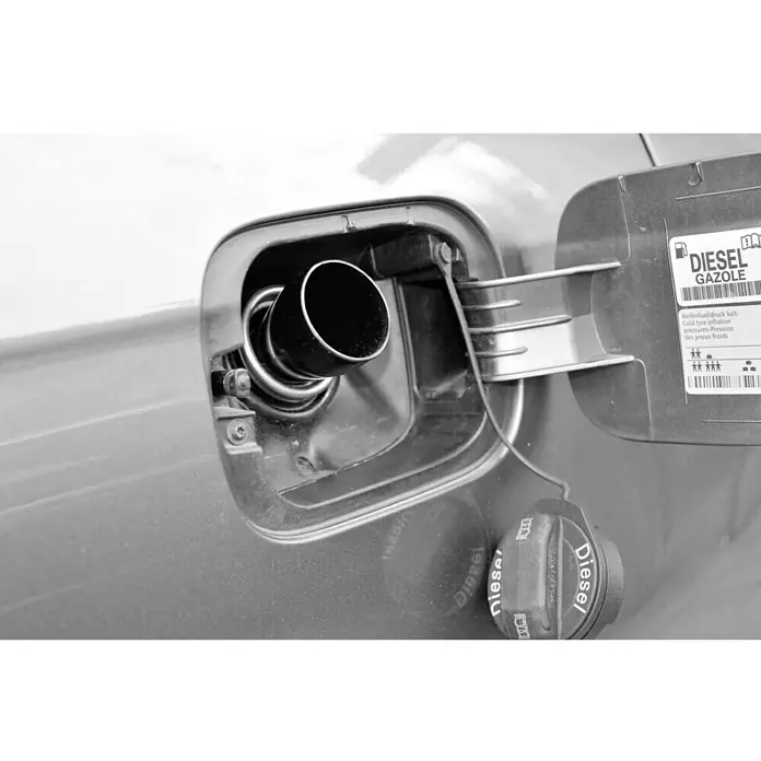 UniTEC Kanisteradapter - Geeignet für: Dieselfahrzeuge mit Fehlbetankungsschutz - Detailaufnahme einer Diesel-Tanköffnung mit Tankverschluss und Hinweisschild, das Informationen zum Reifendruck enthält.