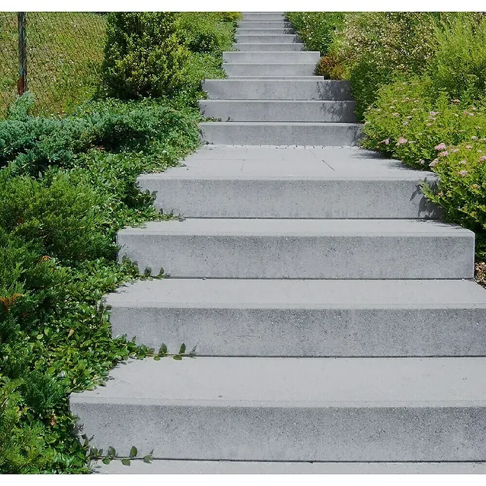 Diephaus Blockstufe - 60 x 40 x 14 cm, Grau, Beton - Eine graue Betontreppe führt durch üppiges Grün nach oben, die Stufen sind sauber und ordentlich. Perfekt für den Gartenweg.