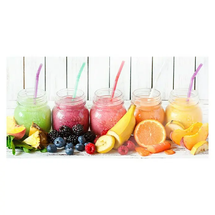 CUCINE Küchenrückwand - Colored Smoothies, 80 x 40 cm, Stärke: 6 mm, Einscheibensicherheitsglas (ESG) - Eine Reihe von farbenfrohen Smoothies, dekoriert mit frischen Früchten wie Beeren, Bananen und Orangen, präsentieren eine gesunde und ansprechende Auswahl.