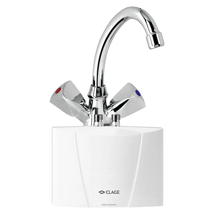 Clage Kleindurchlauferhitzer M3/SNM ND - 3,5 kW, Hydraulisch, Offen - Nahaufnahme einer CLAGE Armatur, einem Wasserhahn mit glänzender Chromoberfläche und Temperaturreglern.