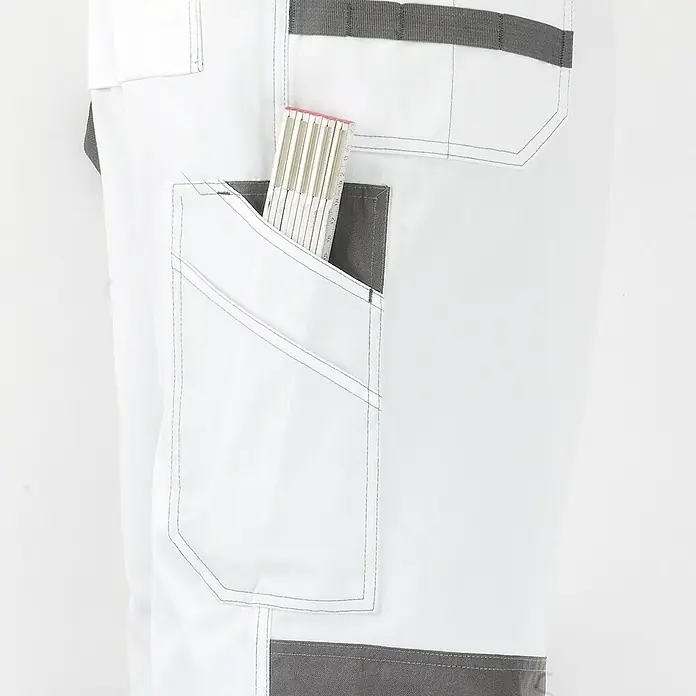 Arbeitshose - Herren, S, Weiß - Detailaufnahme einer weißen Arbeitshose mit Zollstock in der Tasche, ideal für Handwerker und Bauarbeiter.