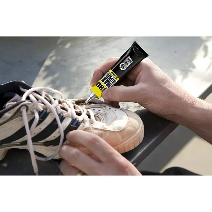 UHU Extrem-Kleber Max Repair - Transparent, 20 g, Tube - Reparieren Sie Ihre Schuhe mit UHU MAX REPAIR POWER! Die vielseitige Klebelösung für dauerhafte Reparaturen an Ihren Lieblingsschuhen.