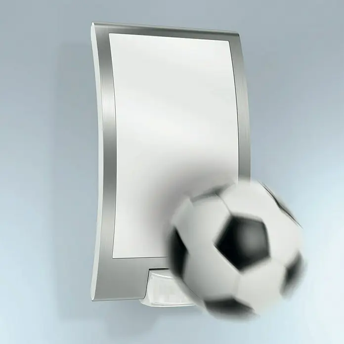 Steinel Sensor-Außenleuchte L 22 S Edelstahl - 60 W, 28,6 x 16,2 x 8,9 cm, Edelstahl, IP44 - Das Bild zeigt ein stilvolles, weißes Display mit silbernem Rahmen vor einem hellblauen Hintergrund und einen Fußball in Bewegung.