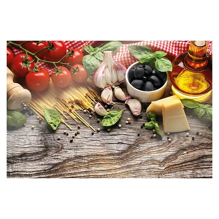 CUCINE Küchenrückwand - Italian Buffet, 60 x 40 cm, Stärke: 6 mm, Einscheibensicherheitsglas (ESG) - Arrangement mit Pasta, Oliven, Knoblauch, Tomaten, Käse und Öl auf rustikalem Holztisch. Perfekt für Feinschmecker und Liebhaber der italienischen Küche.