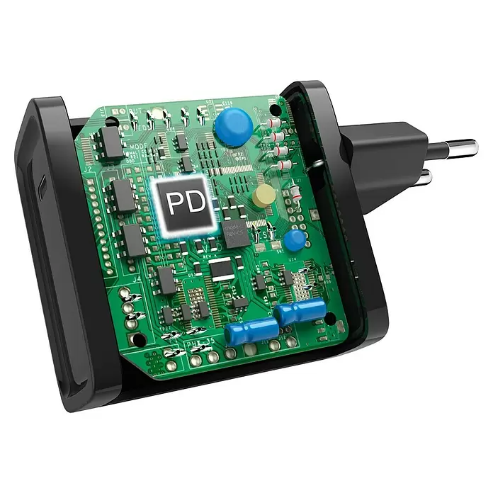 Hama Ladegerät 00200022 GaN Power Delivery (PD) 5-20V/45W - Schwarz - Ein geöffnetes schwarzes Netzteil zeigt seine grüne Platine mit elektronischen Bauteilen, darunter ein auffälliger „PD“-Chip für Power Delivery.