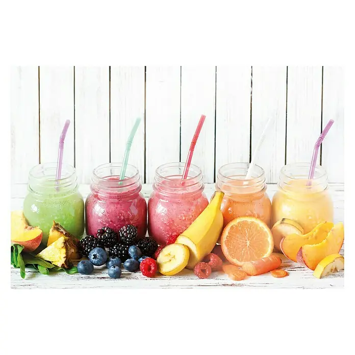 CUCINE Küchenrückwand - Colored Smoothies, 60 x 40 cm, Stärke: 6 mm, Einscheibensicherheitsglas (ESG) - Farbenfrohe Smoothie-Gläser mit frischen Früchten und Strohhalmen vor einem weißen Holzhintergrund.