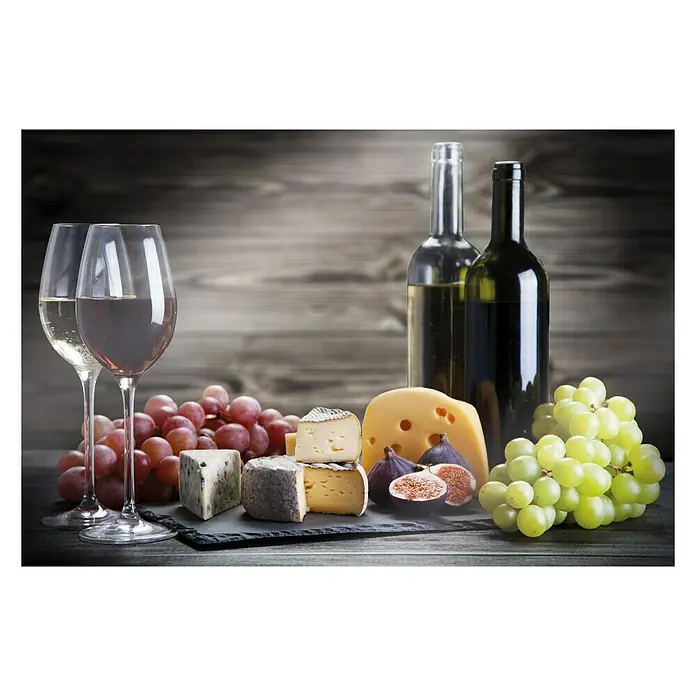 CUCINE Küchenrückwand - Bunch of Grapes, 60 x 40 cm, Stärke: 6 mm, Einscheibensicherheitsglas (ESG) - Stillleben mit Käse, Trauben, Feigen und zwei Weinflaschen. Die Getränke und Speisen sind ansprechend auf einer Holzoberfläche arrangiert.