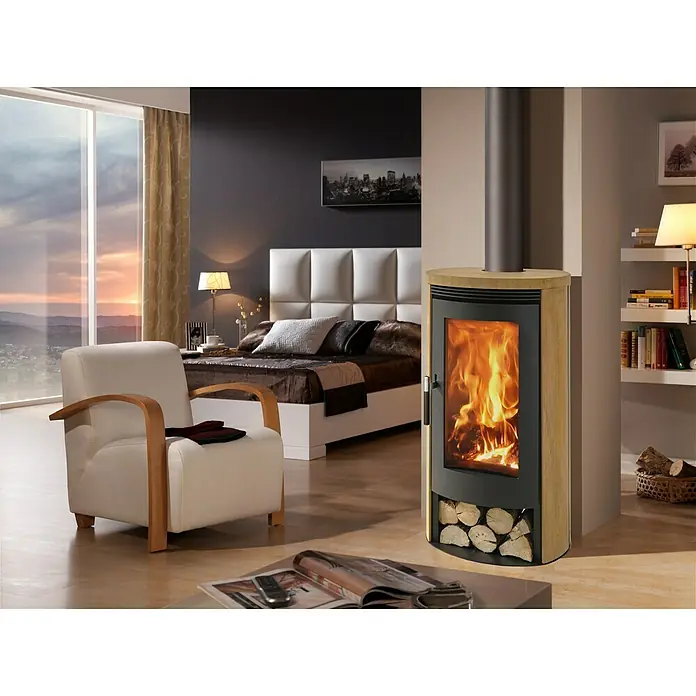 Panadero Kaminofen ANGEL SAND - 8 kW, Raumheizvermögen: 240 m³, Schwarz Metallic - Gemütliches Schlafzimmer mit einem modernen Kaminofen, der Wärme und Ambiente bietet.