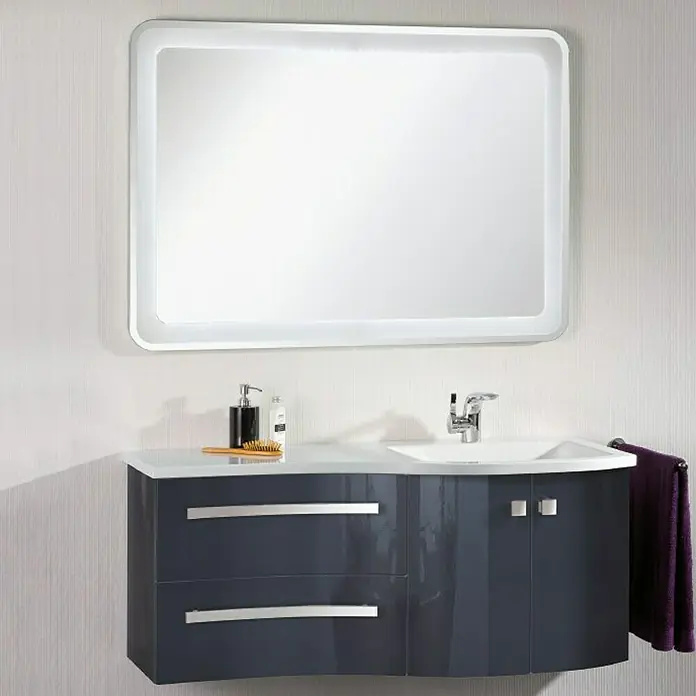 Camargue Wave Waschtischunterschrank - 118,4 x 54 x 49,8 cm, Grafit, DIN Anschlag: Rechts - Ein modernes Badezimmer mit einem glänzenden Waschtisch in Anthrazit und einem rechteckigen Spiegel mit LED-Beleuchtung.