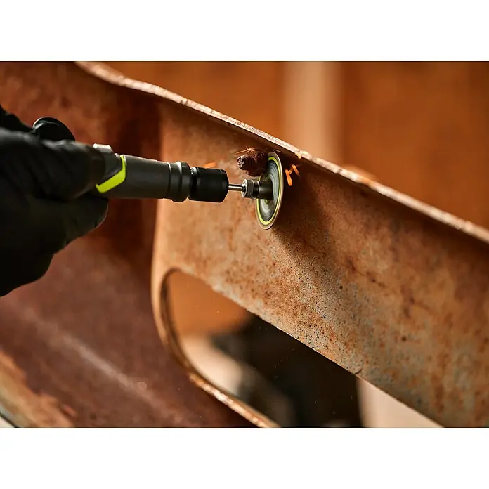 Ryobi Trennscheibe RAR303 Twist-Lock - Durchmesser Scheibe: 38 mm - Nahaufnahme eines Werkzeugs beim Schleifen von Rost von Metall.